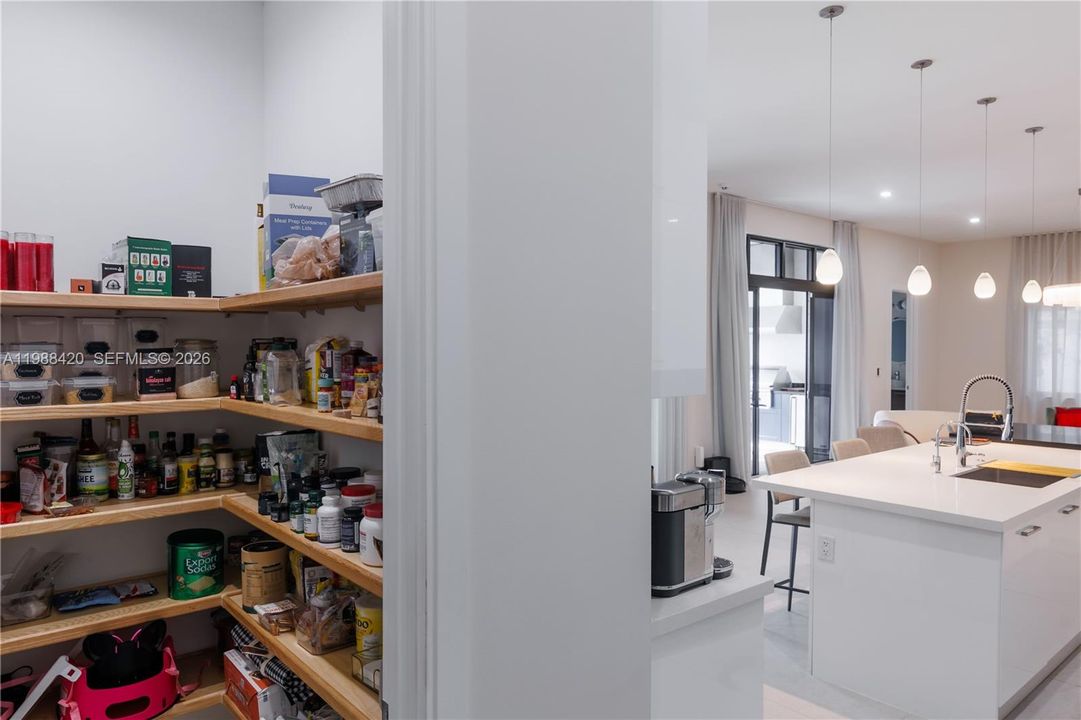 Vendido Recientemente: $1,850,000 (4 camas, 4 baños, 3714 Pies cuadrados)