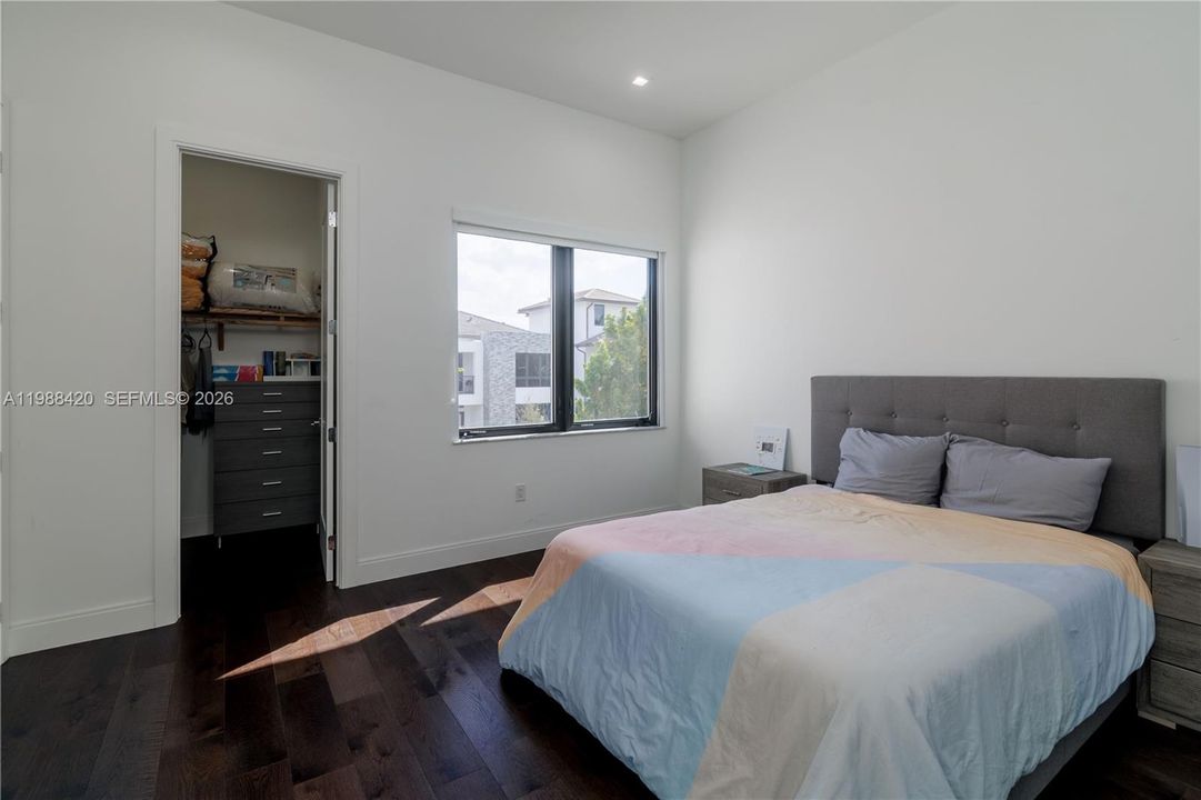 Vendido Recientemente: $1,850,000 (4 camas, 4 baños, 3714 Pies cuadrados)