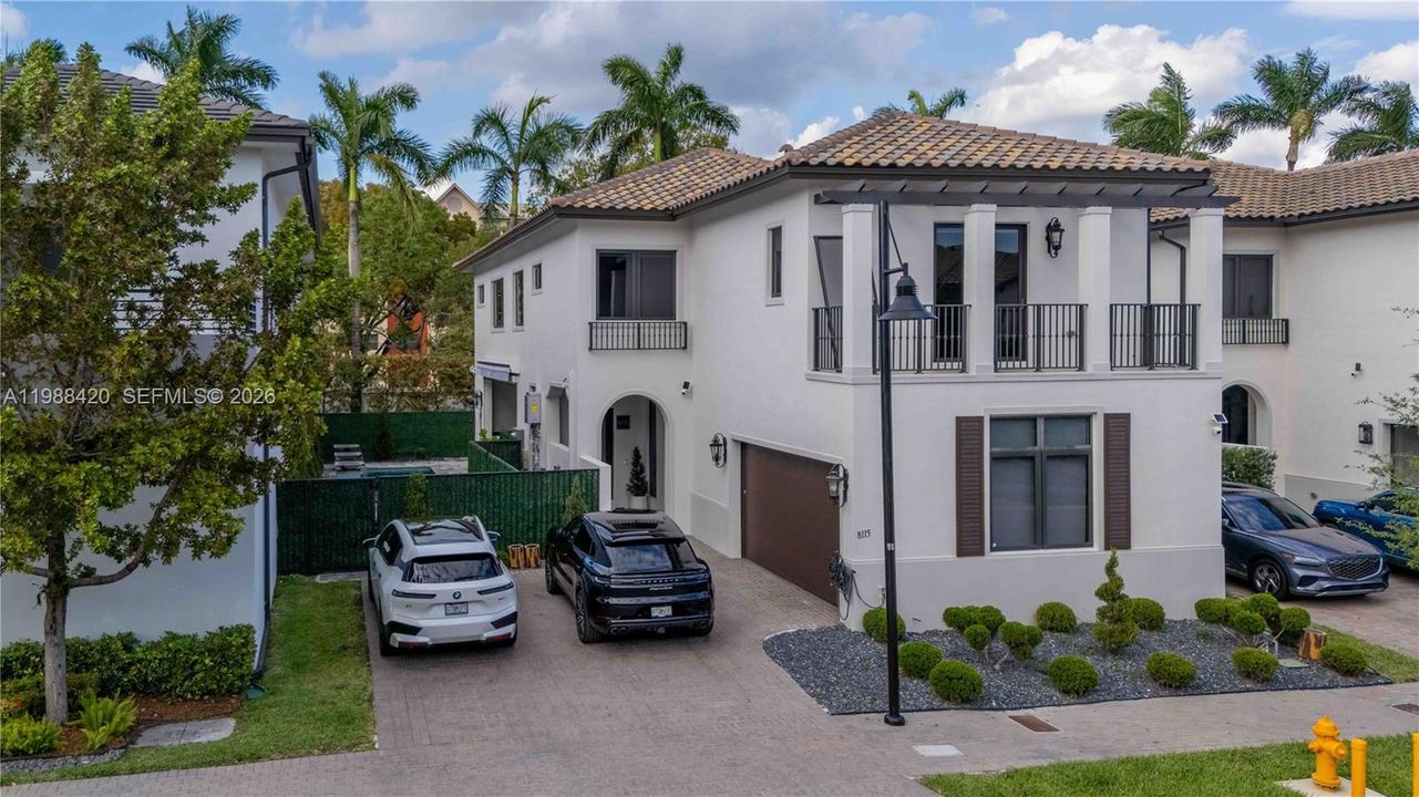 Vendido Recientemente: $1,850,000 (4 camas, 4 baños, 3714 Pies cuadrados)