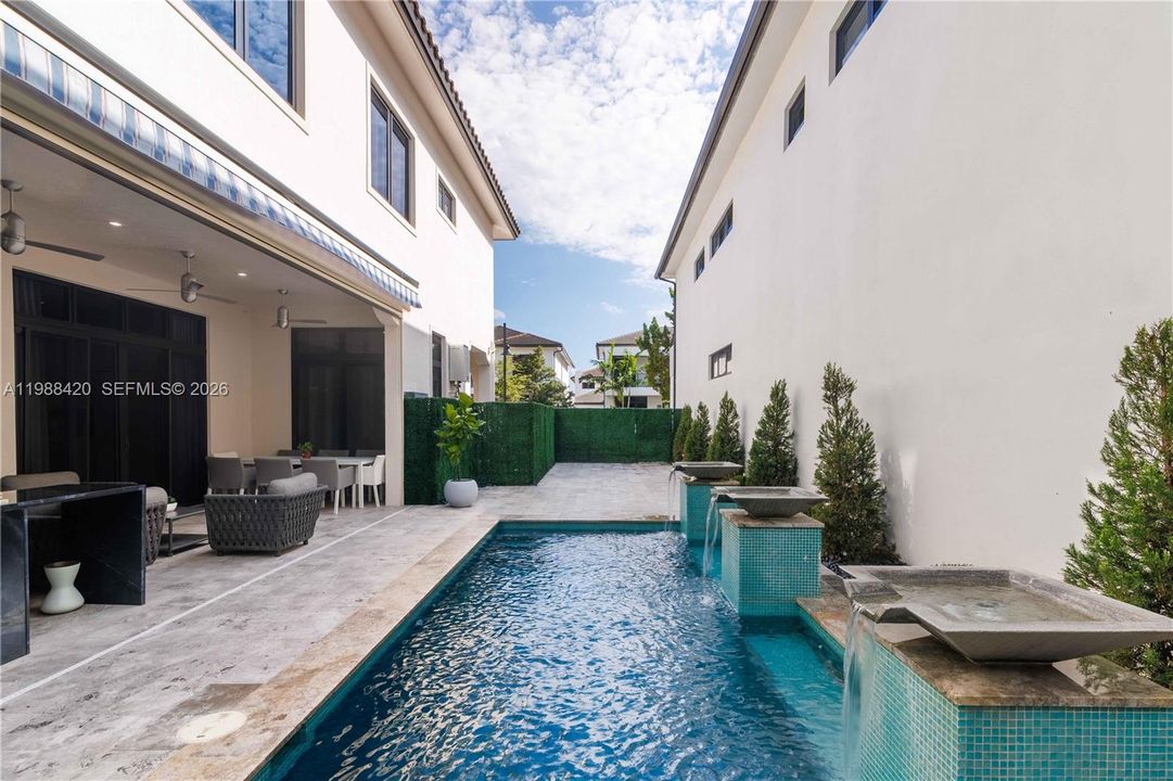 Vendido Recientemente: $1,850,000 (4 camas, 4 baños, 3714 Pies cuadrados)