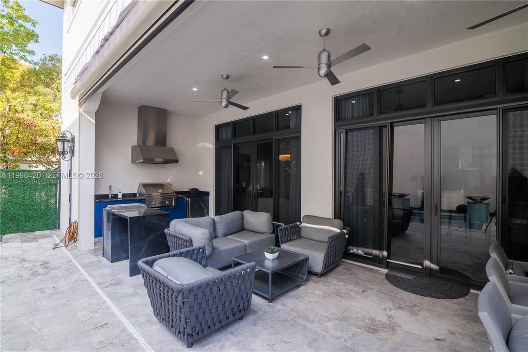 Vendido Recientemente: $1,850,000 (4 camas, 4 baños, 3714 Pies cuadrados)