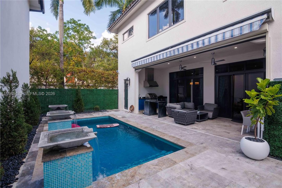 Vendido Recientemente: $1,850,000 (4 camas, 4 baños, 3714 Pies cuadrados)