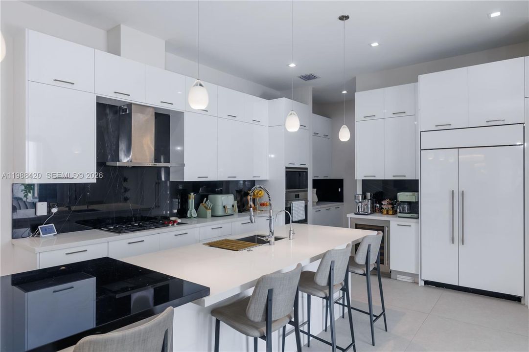 Vendido Recientemente: $1,850,000 (4 camas, 4 baños, 3714 Pies cuadrados)