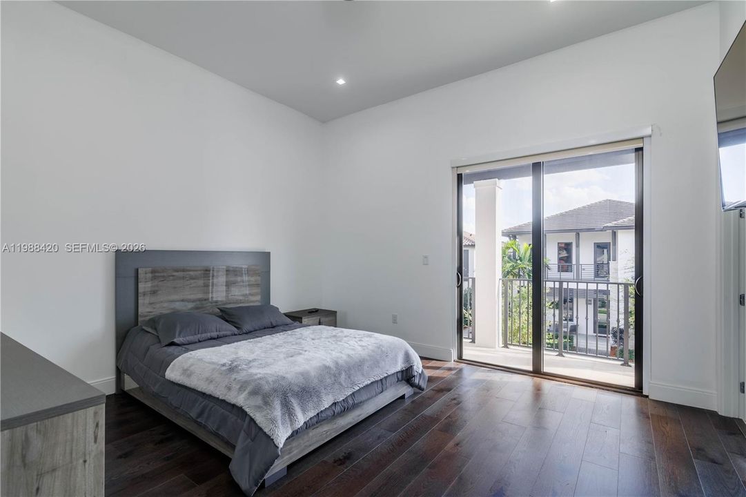 Vendido Recientemente: $1,850,000 (4 camas, 4 baños, 3714 Pies cuadrados)