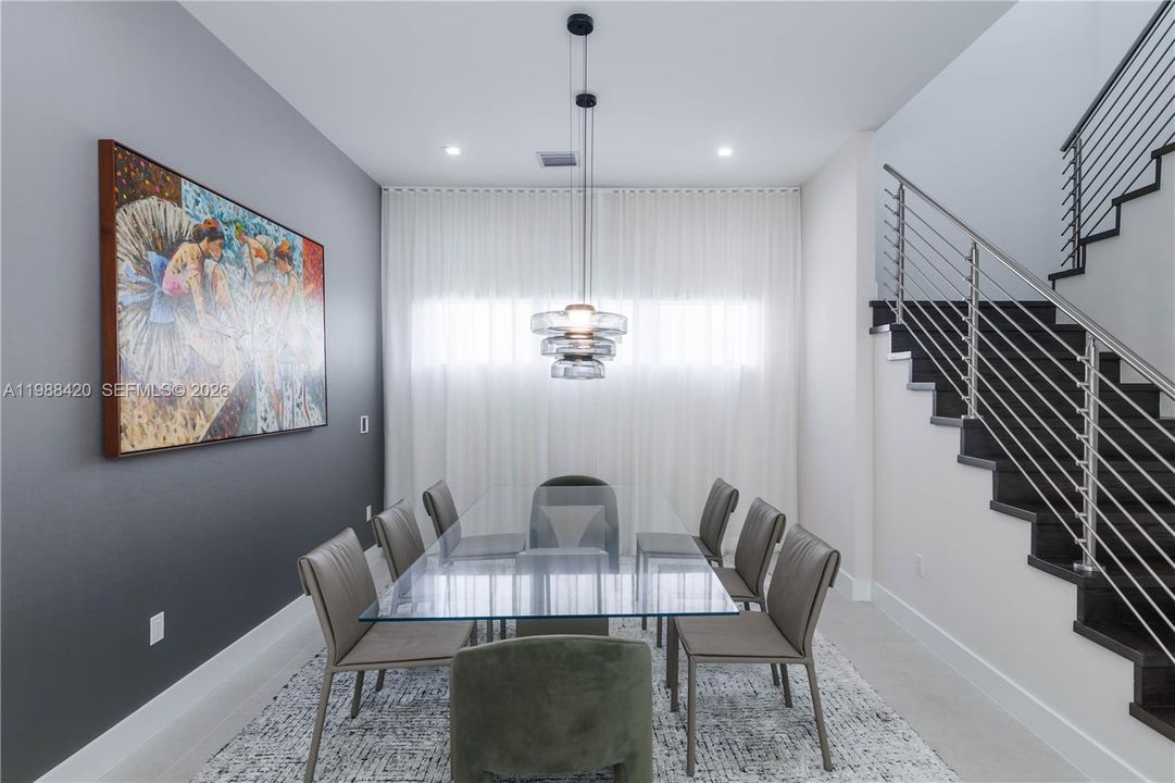 Vendido Recientemente: $1,850,000 (4 camas, 4 baños, 3714 Pies cuadrados)