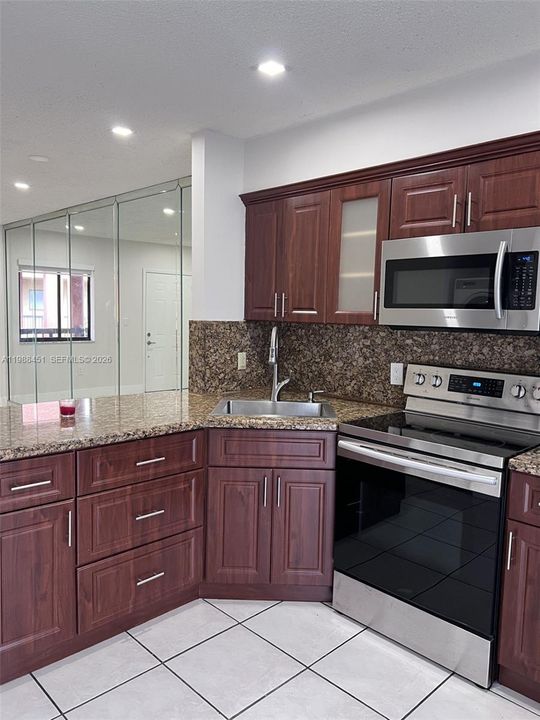 待售: $260,000 (2 贝兹, 2 浴室, 812 平方英尺)