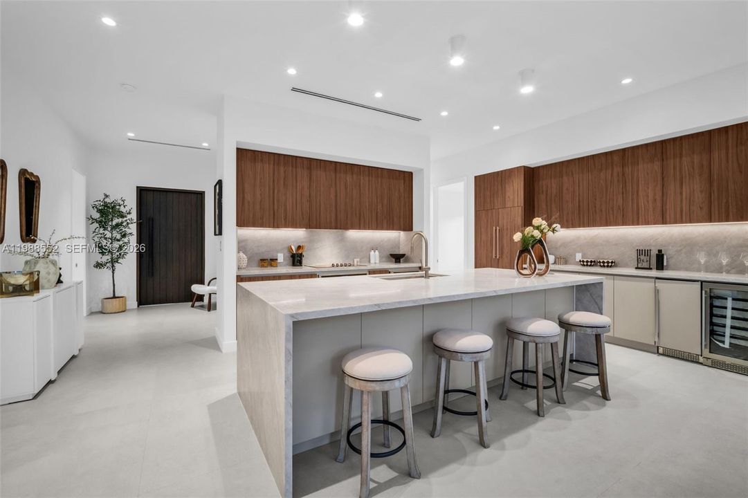 Vendido Recientemente: $2,700,000 (4 camas, 4 baños, 2546 Pies cuadrados)