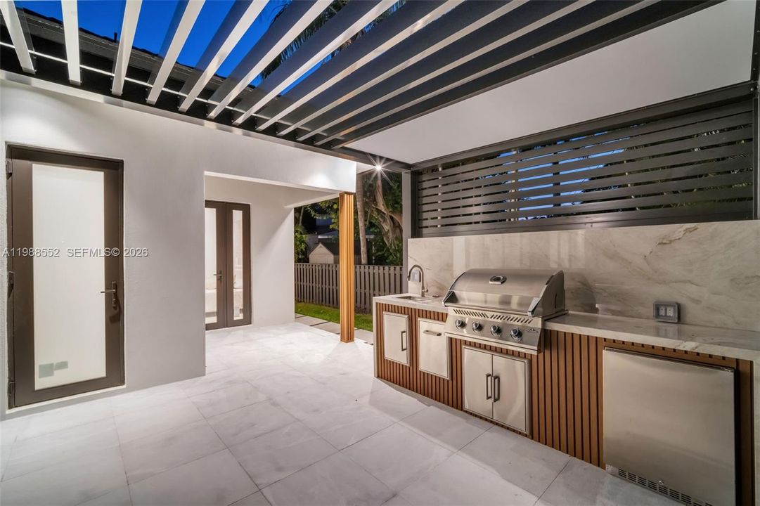 Vendido Recientemente: $2,700,000 (4 camas, 4 baños, 2546 Pies cuadrados)