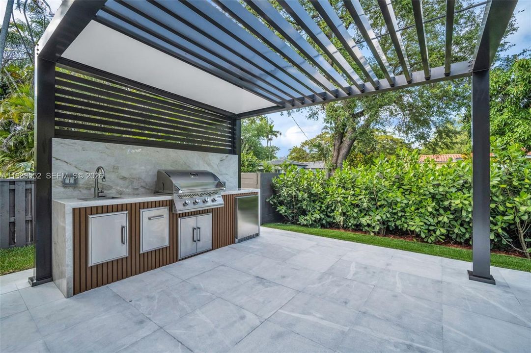 Vendido Recientemente: $2,700,000 (4 camas, 4 baños, 2546 Pies cuadrados)