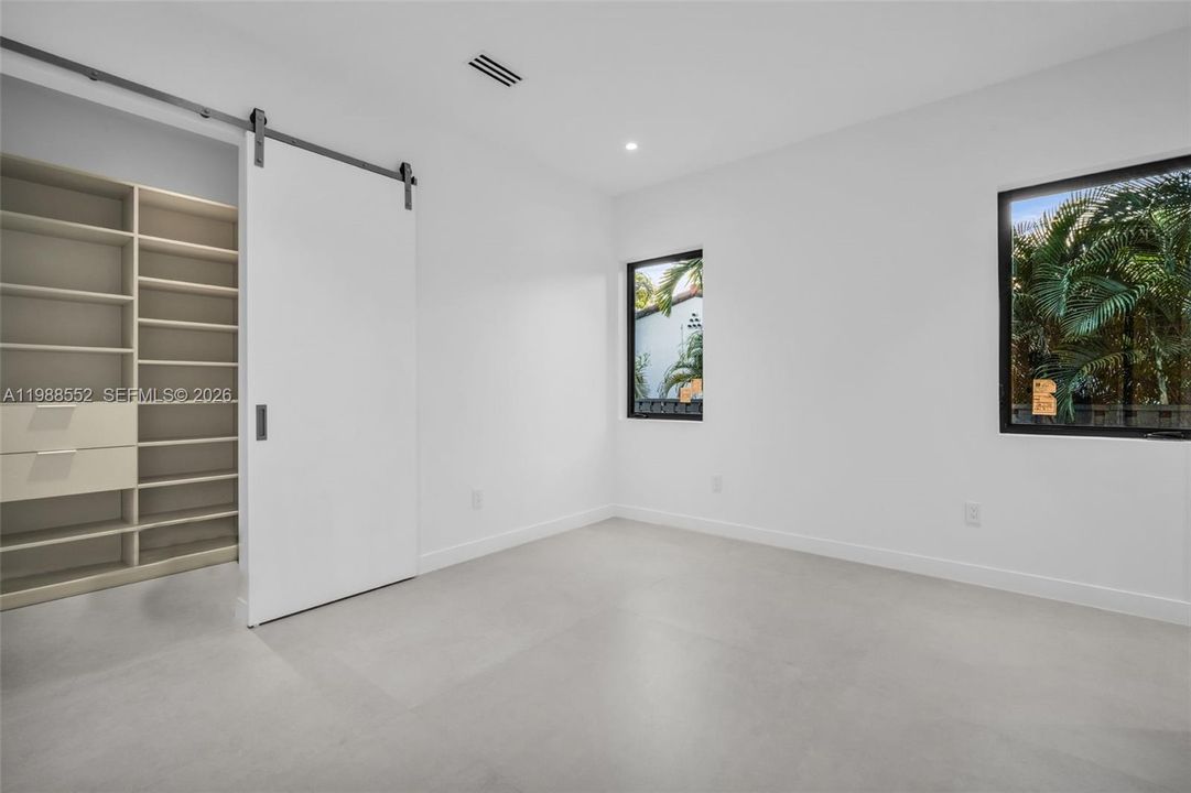 Vendido Recientemente: $2,700,000 (4 camas, 4 baños, 2546 Pies cuadrados)