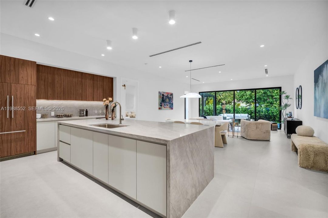Vendido Recientemente: $2,700,000 (4 camas, 4 baños, 2546 Pies cuadrados)