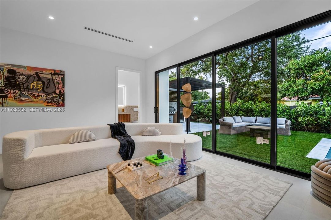 Vendido Recientemente: $2,700,000 (4 camas, 4 baños, 2546 Pies cuadrados)