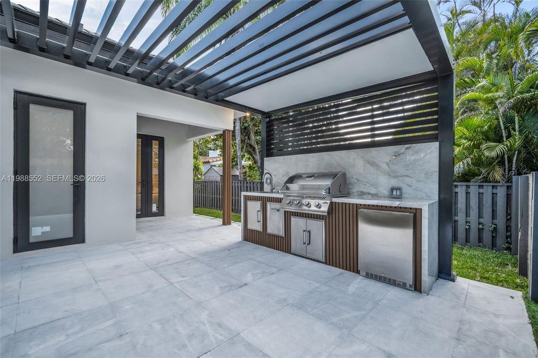 Vendido Recientemente: $2,700,000 (4 camas, 4 baños, 2546 Pies cuadrados)