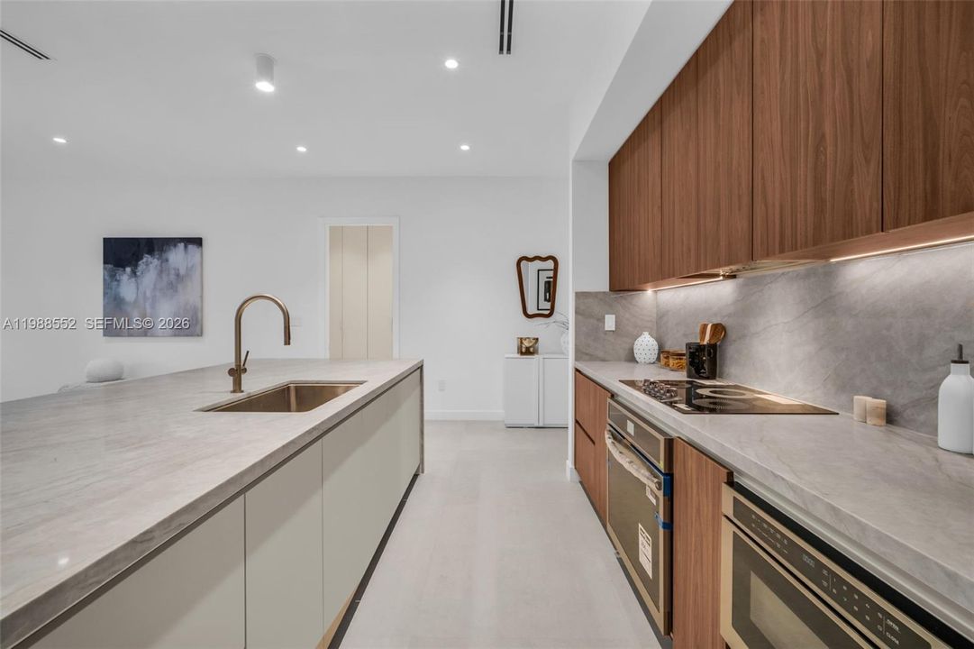 Vendido Recientemente: $2,700,000 (4 camas, 4 baños, 2546 Pies cuadrados)