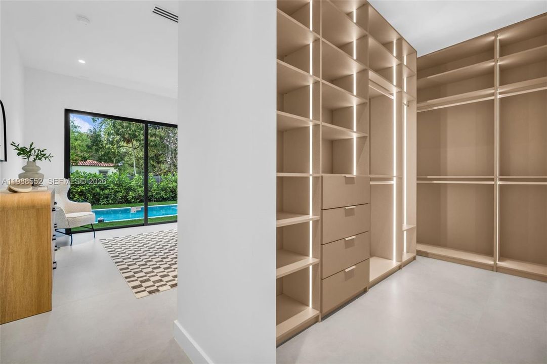 Vendido Recientemente: $2,700,000 (4 camas, 4 baños, 2546 Pies cuadrados)