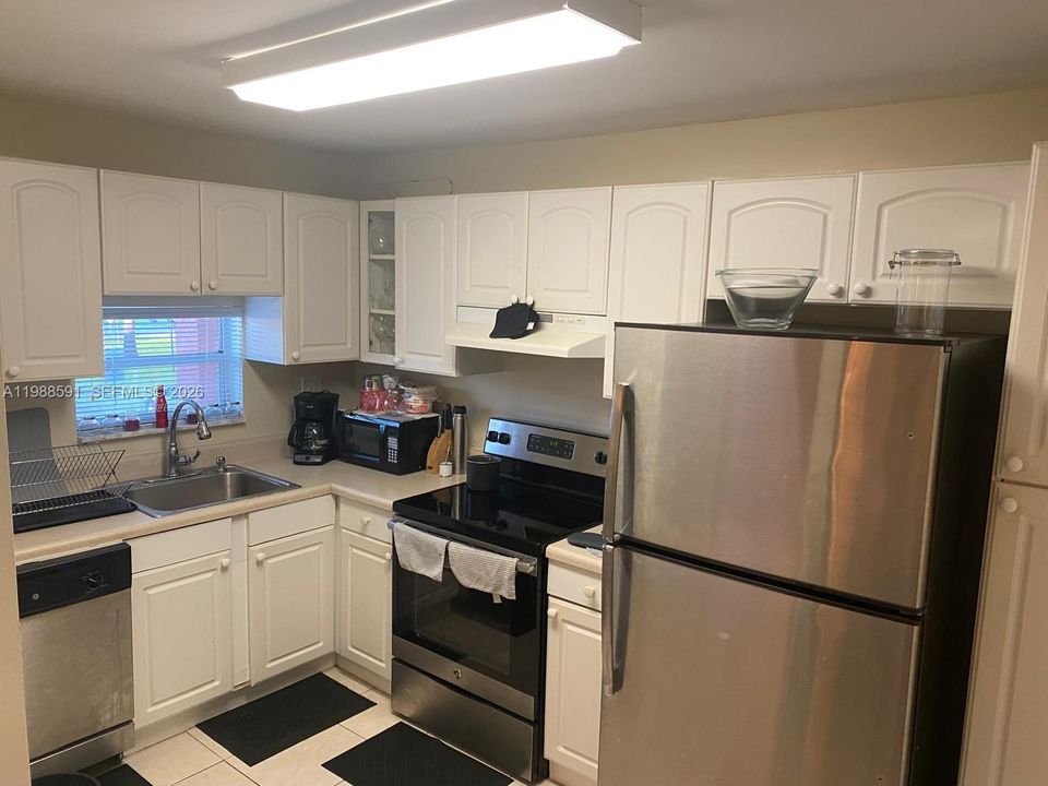 Active With Contract: $1,499 (1 beds, 1 baths, 900 Square Feet)
