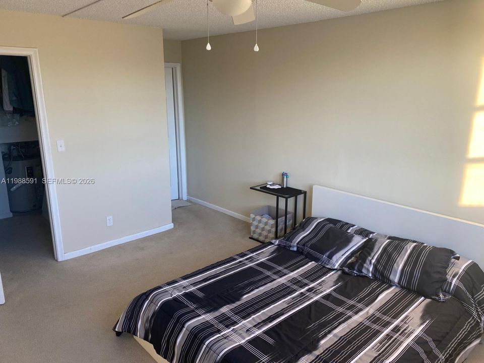 Active With Contract: $1,499 (1 beds, 1 baths, 900 Square Feet)