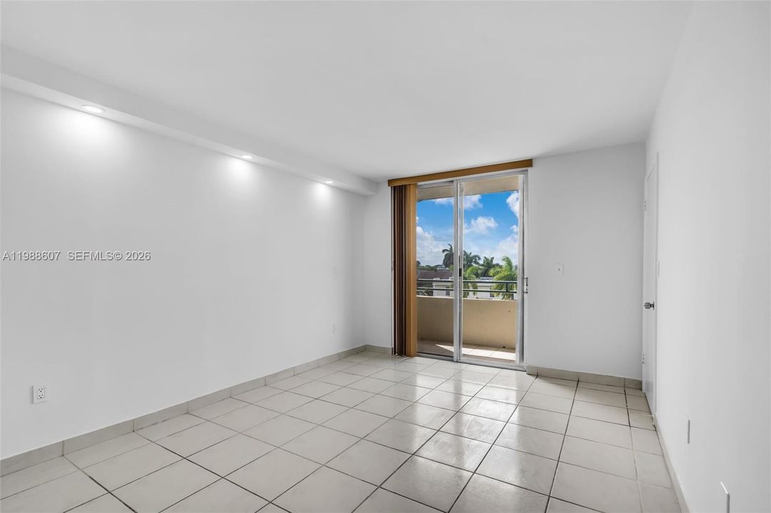 На продажу: $299,000 (2 спален, 2 ванн, 840 Квадратных фут)