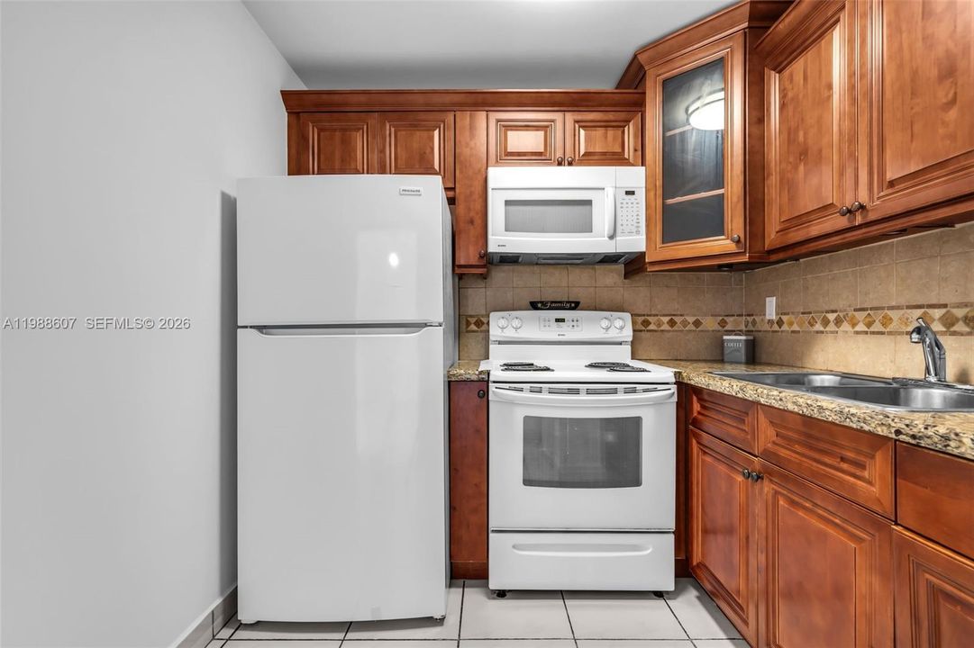 На продажу: $299,000 (2 спален, 2 ванн, 840 Квадратных фут)