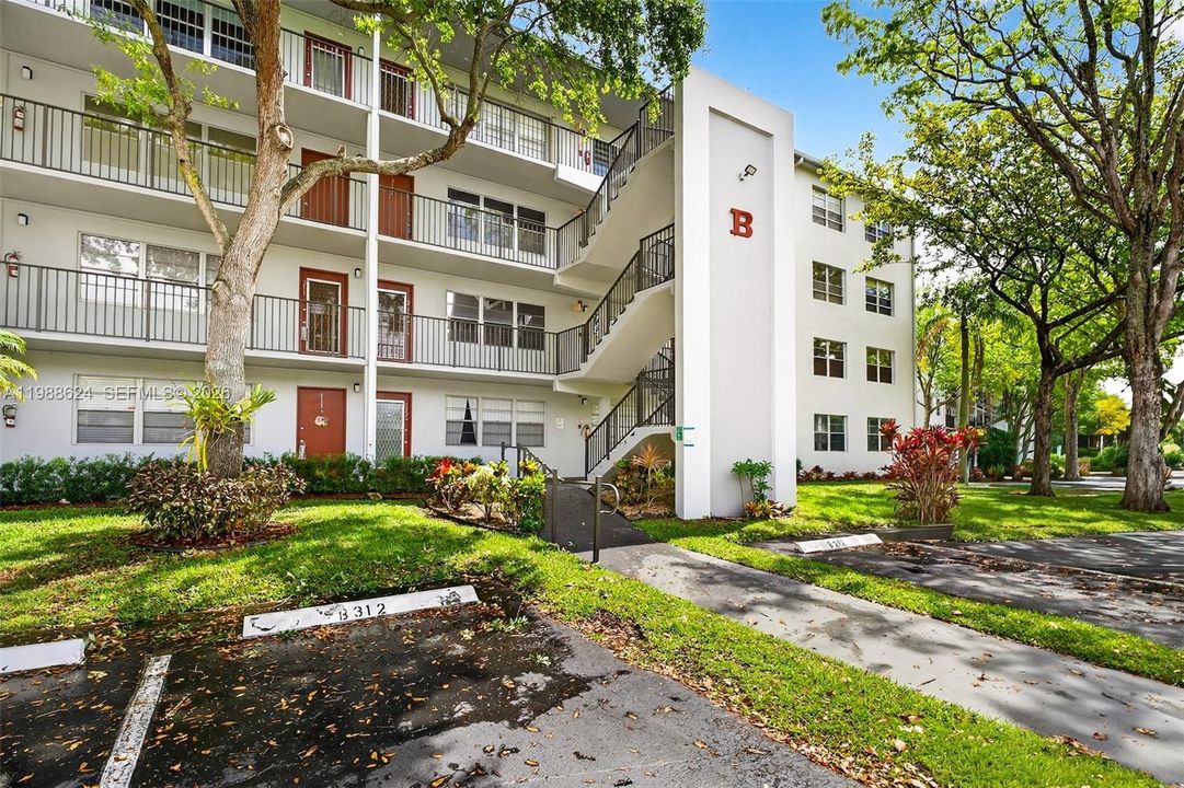Active With Contract: $198,000 (2 beds, 2 baths, 933 Square Feet)