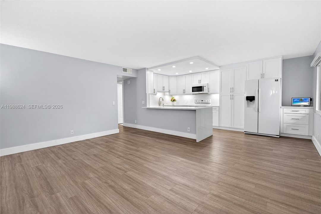 Active With Contract: $198,000 (2 beds, 2 baths, 933 Square Feet)