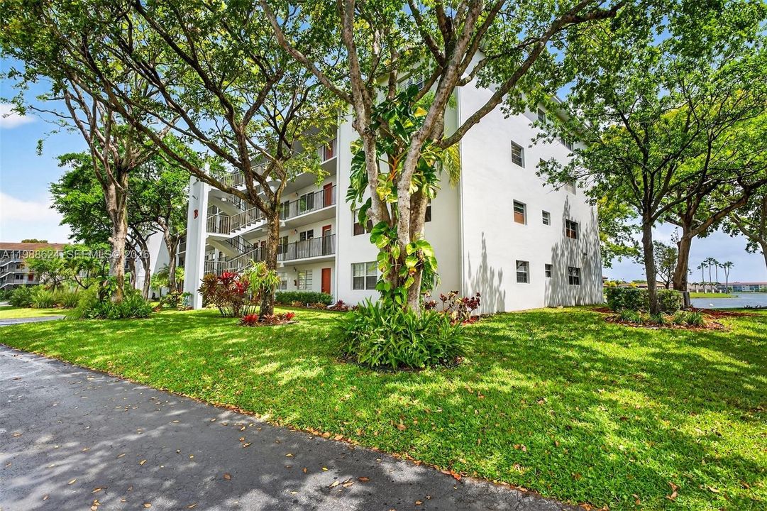 Active With Contract: $198,000 (2 beds, 2 baths, 933 Square Feet)