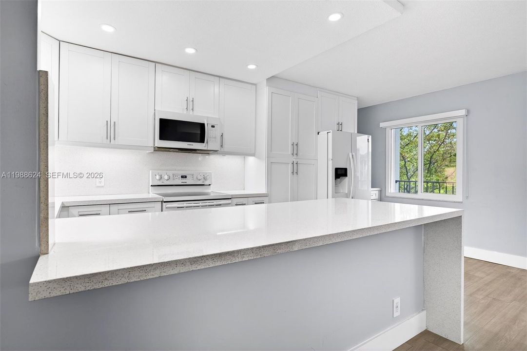 Active With Contract: $198,000 (2 beds, 2 baths, 933 Square Feet)