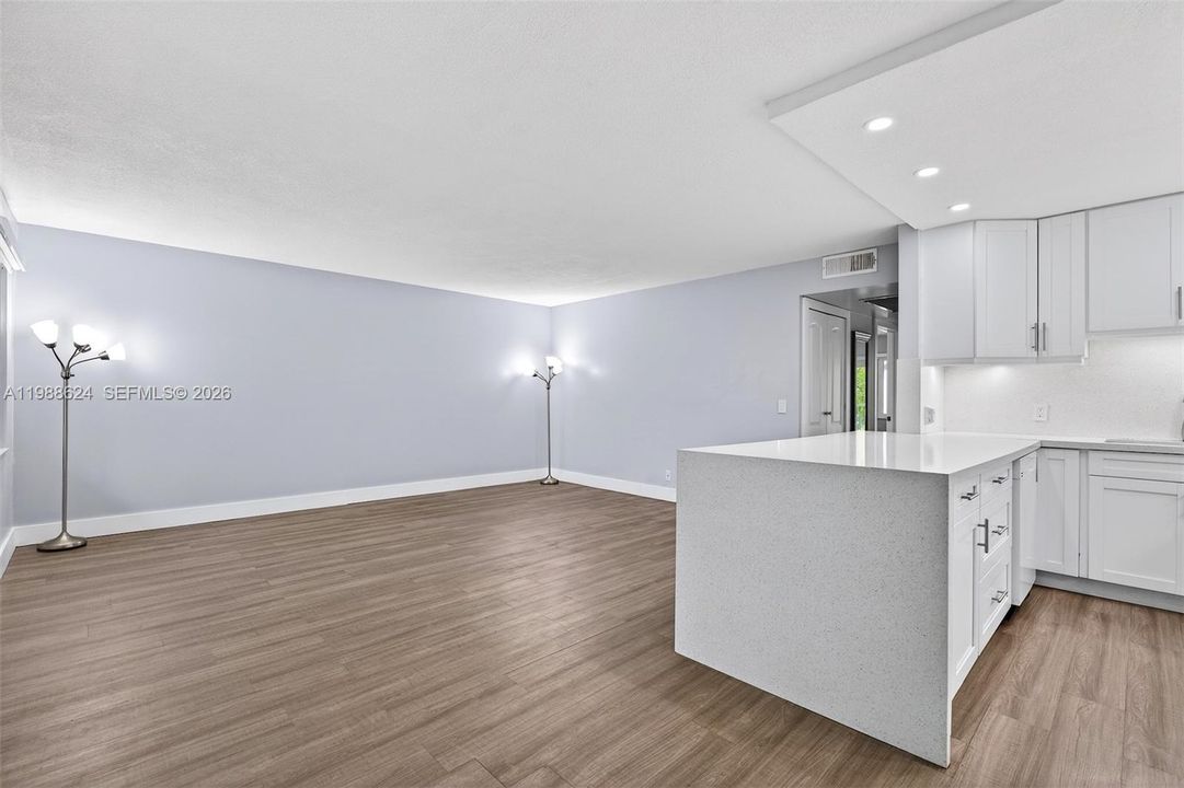 Active With Contract: $198,000 (2 beds, 2 baths, 933 Square Feet)
