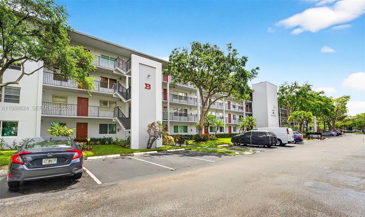 Active With Contract: $198,000 (2 beds, 2 baths, 933 Square Feet)