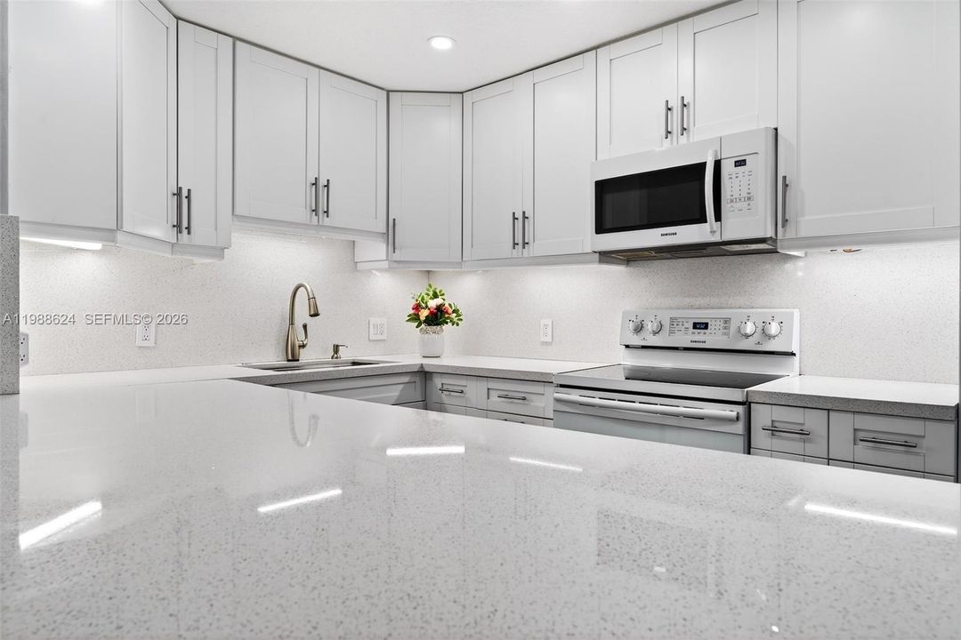 Active With Contract: $198,000 (2 beds, 2 baths, 933 Square Feet)