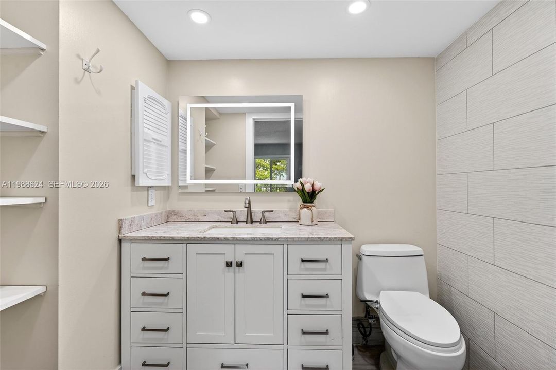 Active With Contract: $198,000 (2 beds, 2 baths, 933 Square Feet)