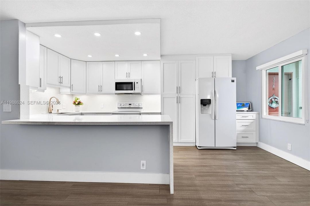 Active With Contract: $198,000 (2 beds, 2 baths, 933 Square Feet)