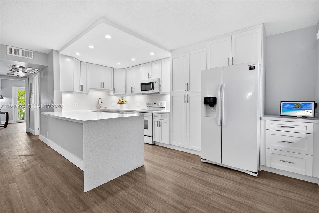 Active With Contract: $198,000 (2 beds, 2 baths, 933 Square Feet)