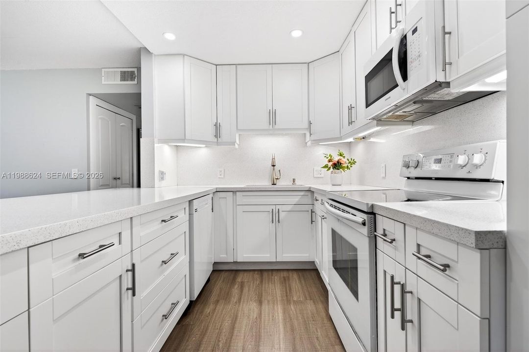 Active With Contract: $198,000 (2 beds, 2 baths, 933 Square Feet)