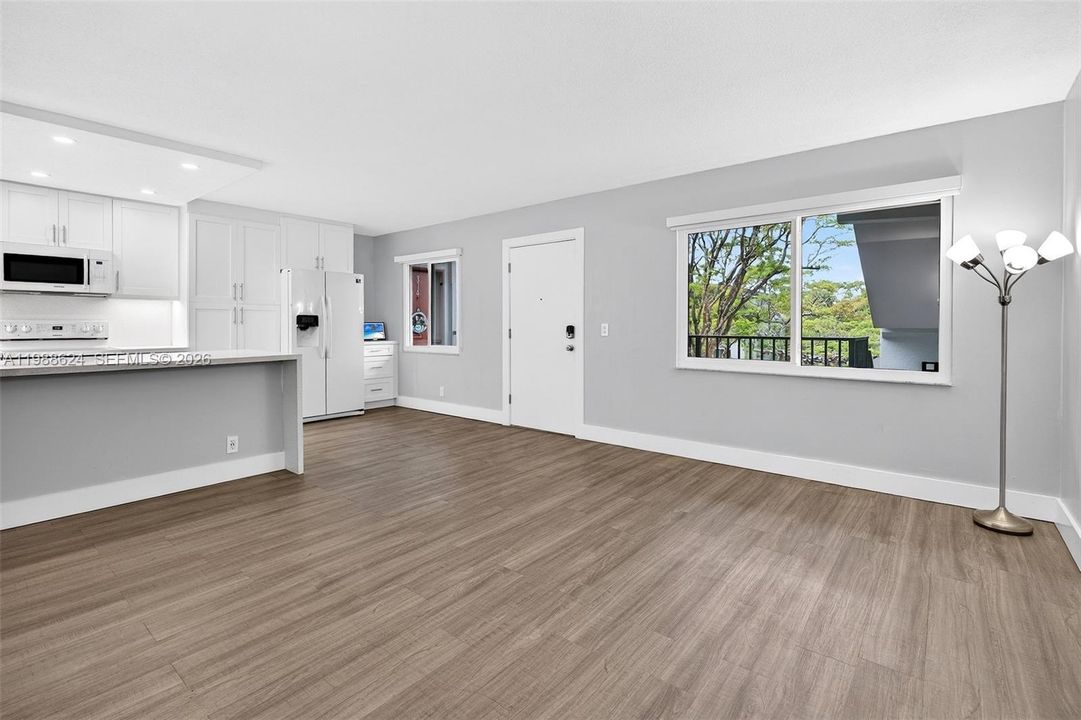 Active With Contract: $198,000 (2 beds, 2 baths, 933 Square Feet)