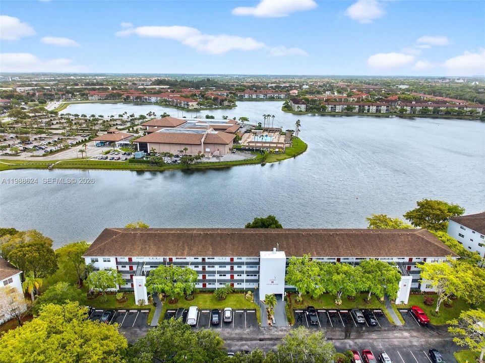 Active With Contract: $198,000 (2 beds, 2 baths, 933 Square Feet)