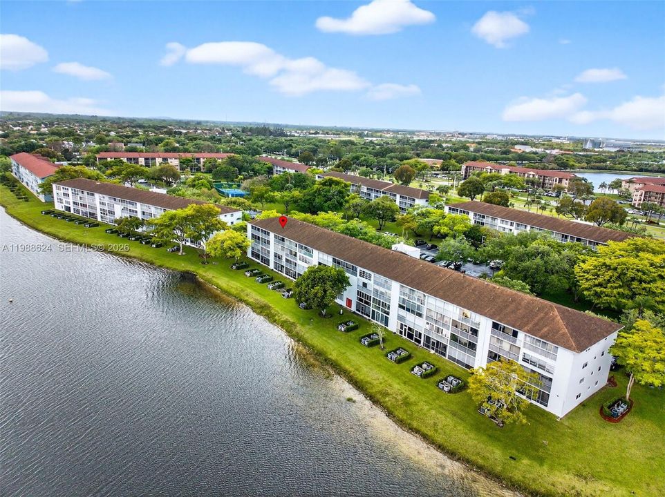Active With Contract: $198,000 (2 beds, 2 baths, 933 Square Feet)
