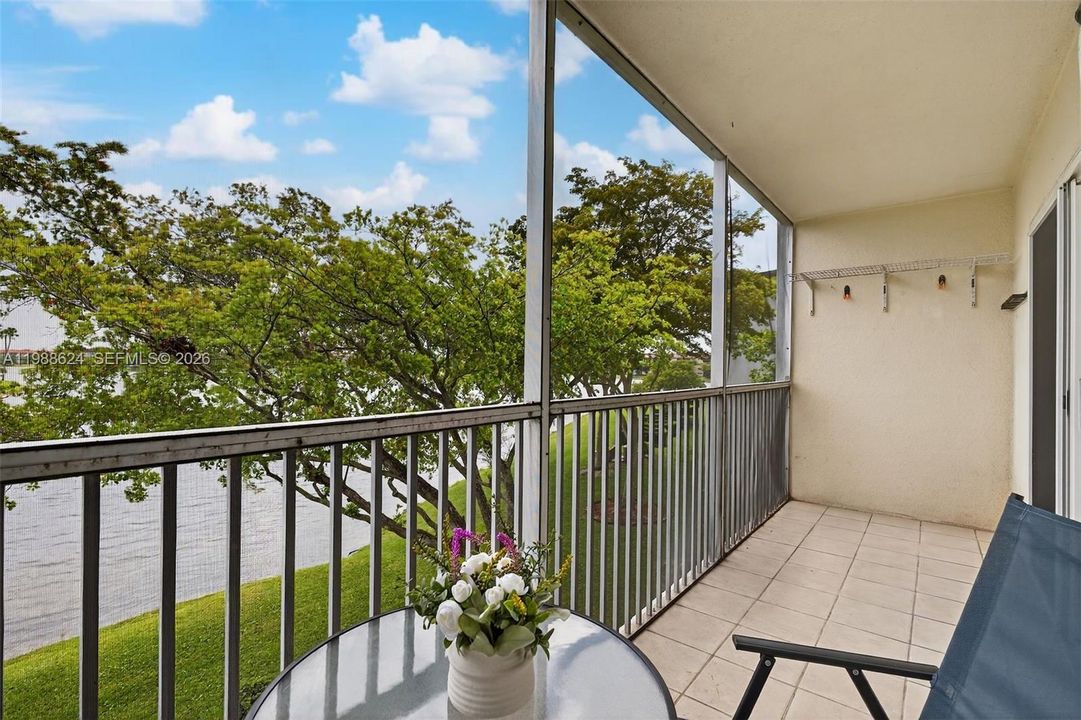 Active With Contract: $198,000 (2 beds, 2 baths, 933 Square Feet)