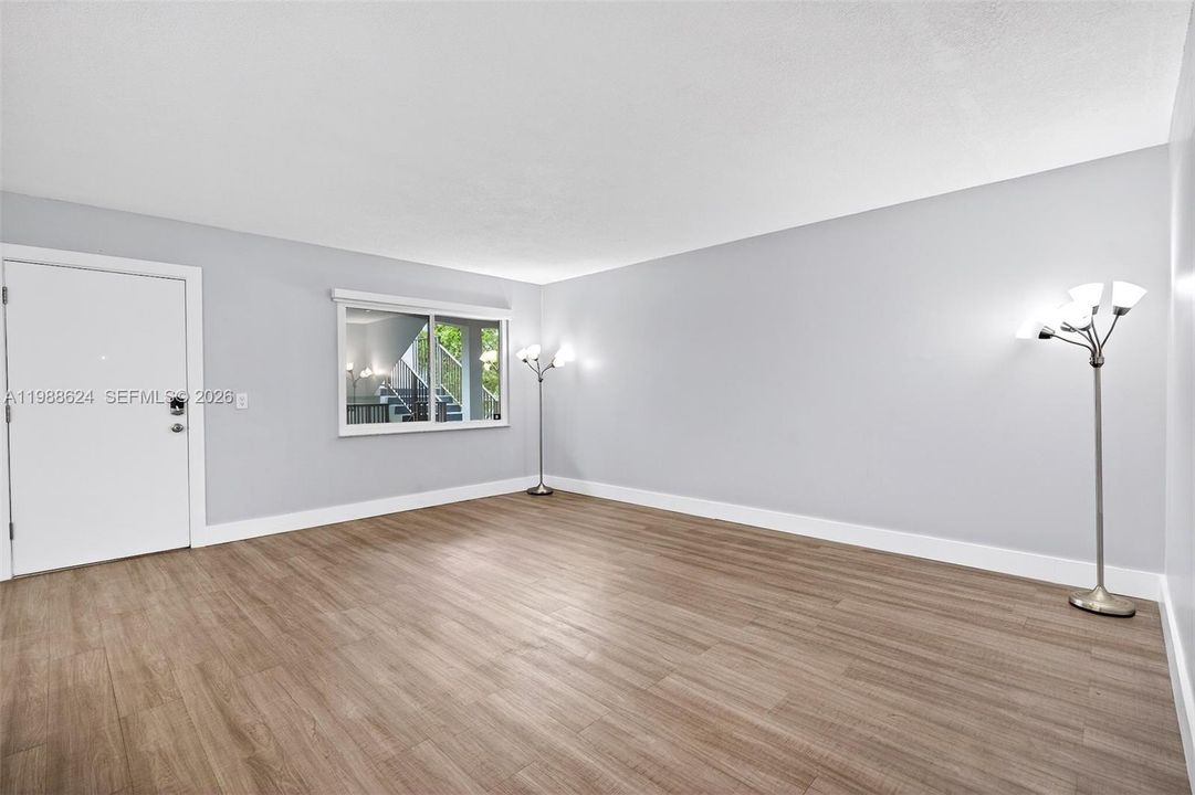 Active With Contract: $198,000 (2 beds, 2 baths, 933 Square Feet)