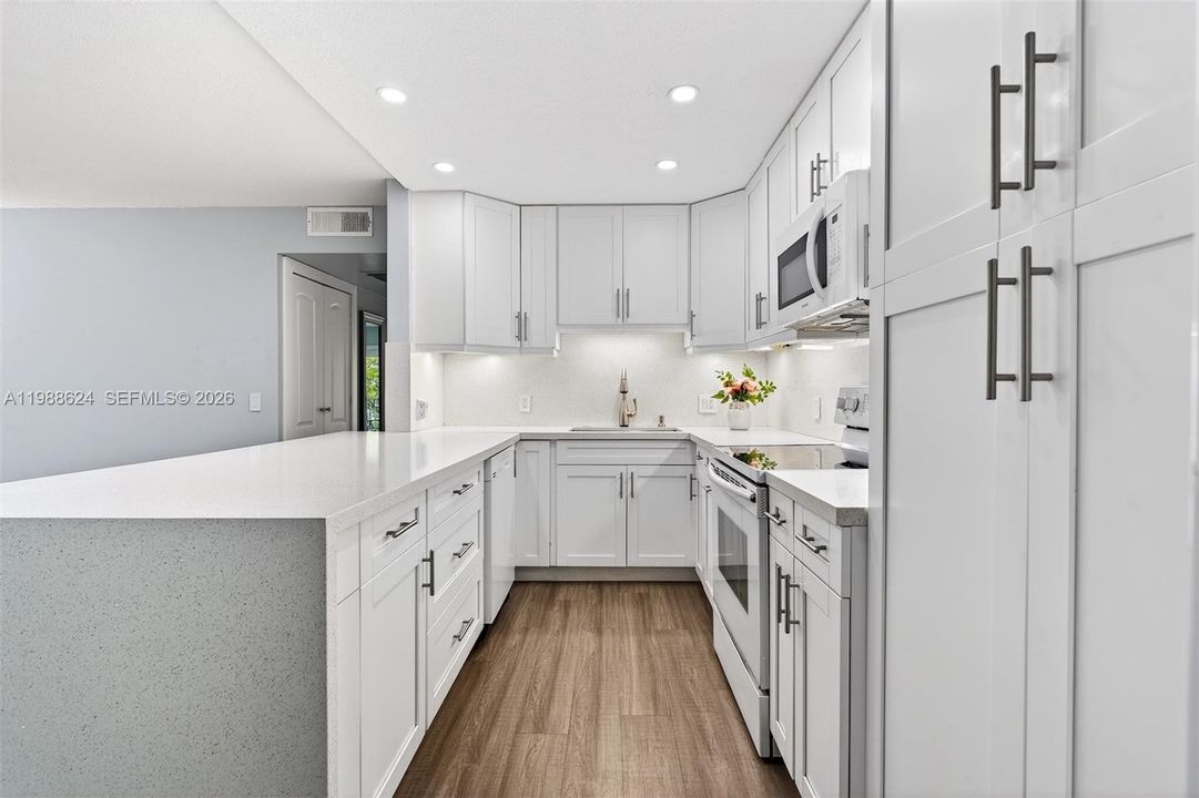 Active With Contract: $198,000 (2 beds, 2 baths, 933 Square Feet)