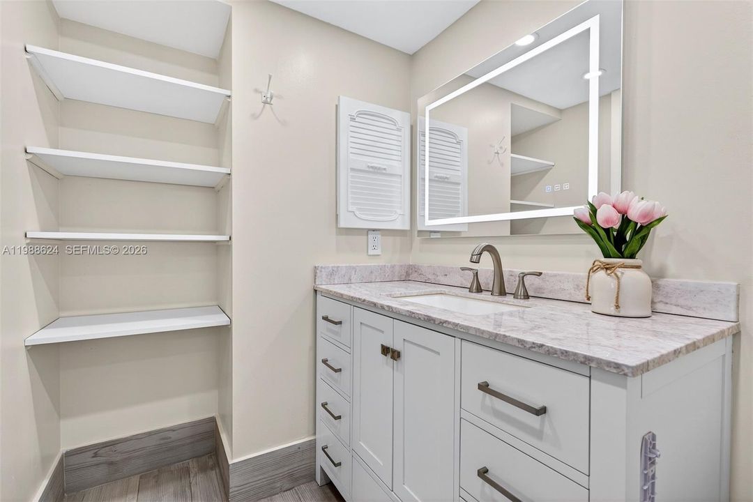 Active With Contract: $198,000 (2 beds, 2 baths, 933 Square Feet)