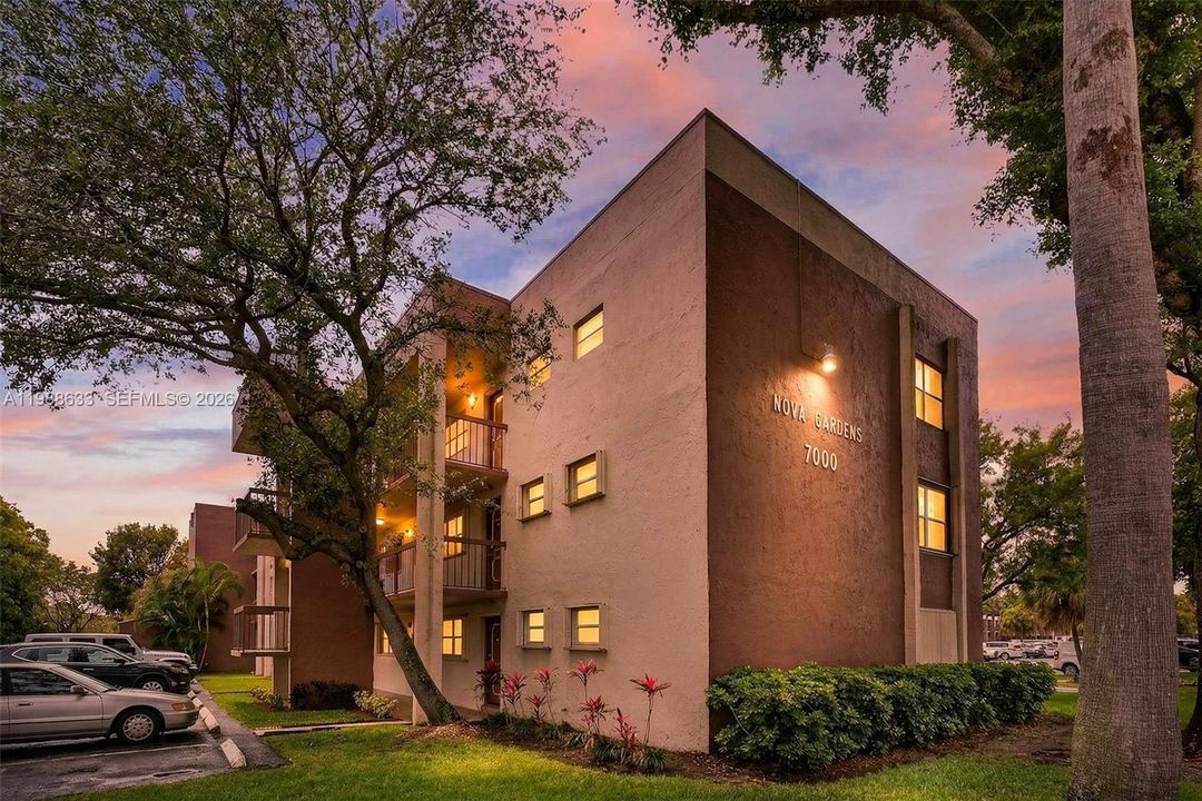 For Sale: $239,000 (2 beds, 2 baths, 1060 Square Feet)