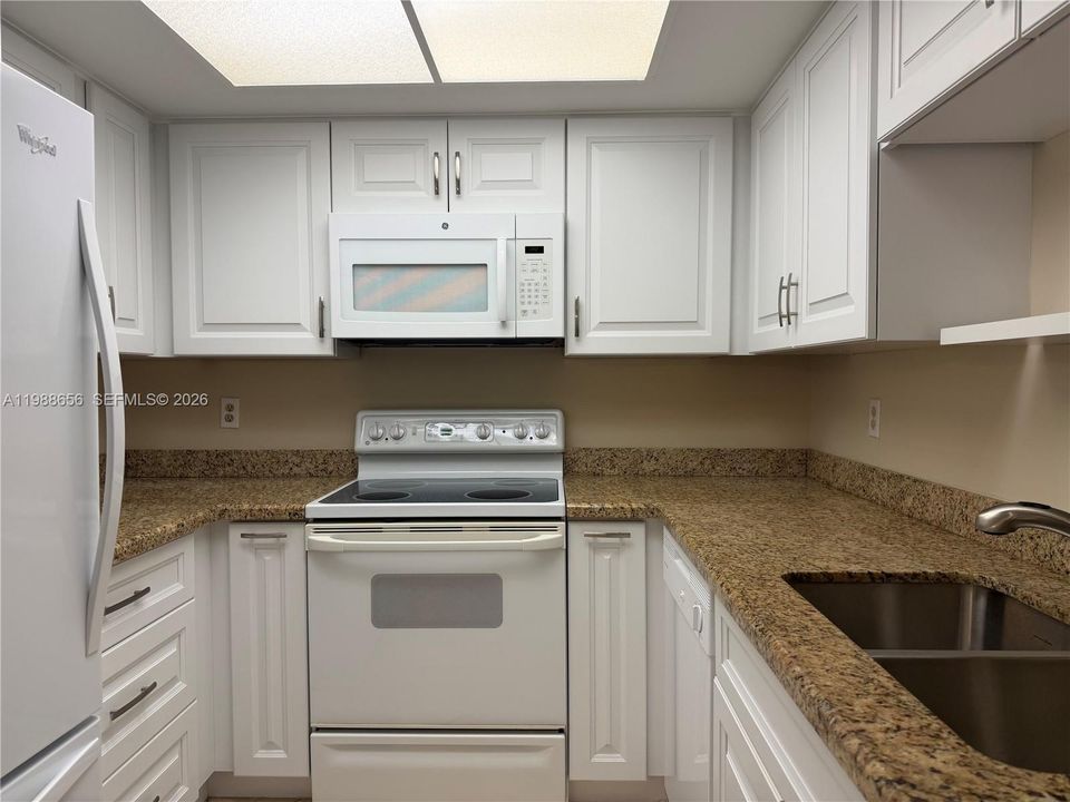 For Rent: $1,500 (1 beds, 1 baths, 697 Square Feet)