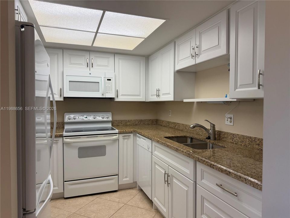 For Rent: $1,500 (1 beds, 1 baths, 697 Square Feet)