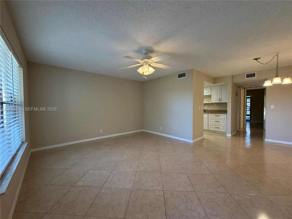 For Rent: $1,500 (1 beds, 1 baths, 697 Square Feet)