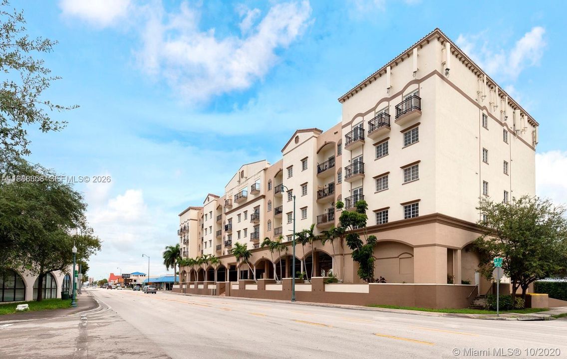 Active With Contract: $349,000 (2 beds, 2 baths, 970 Square Feet)