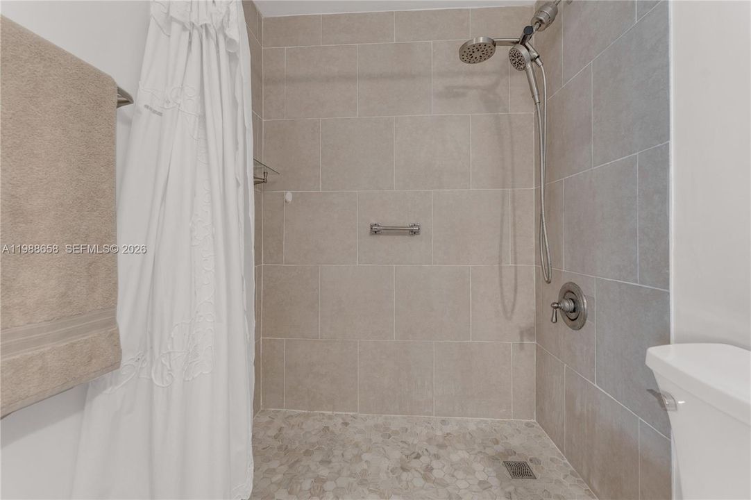 Active With Contract: $349,000 (2 beds, 2 baths, 970 Square Feet)