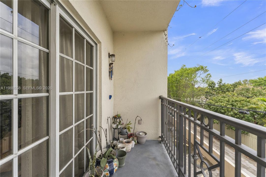 Active With Contract: $349,000 (2 beds, 2 baths, 970 Square Feet)