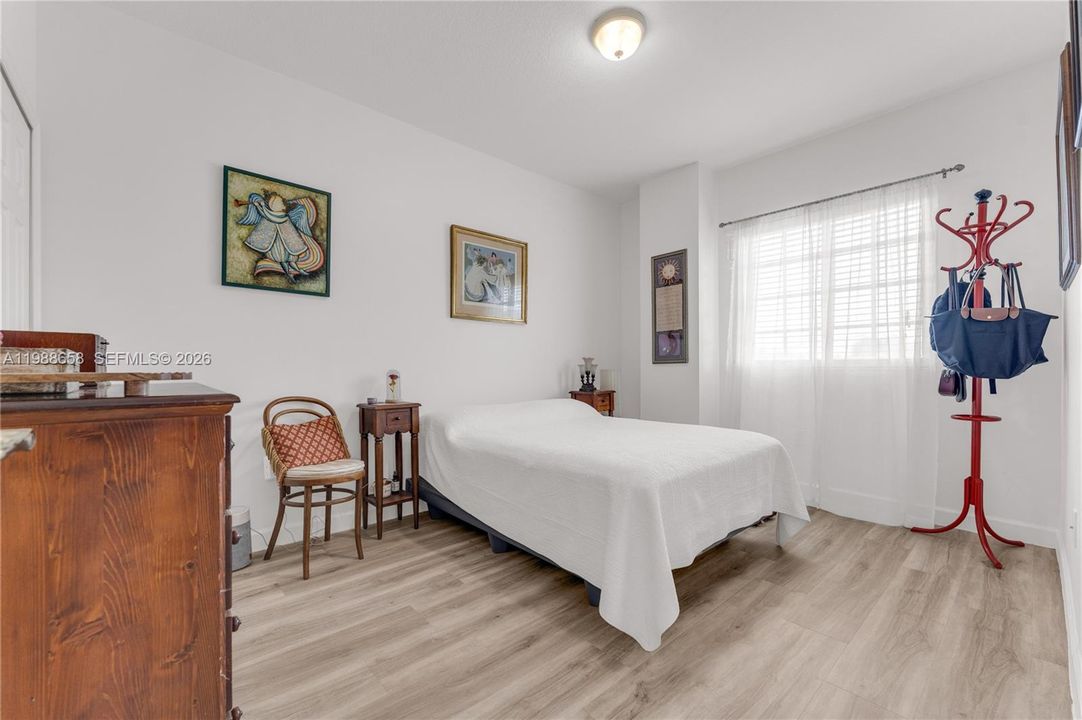Active With Contract: $349,000 (2 beds, 2 baths, 970 Square Feet)