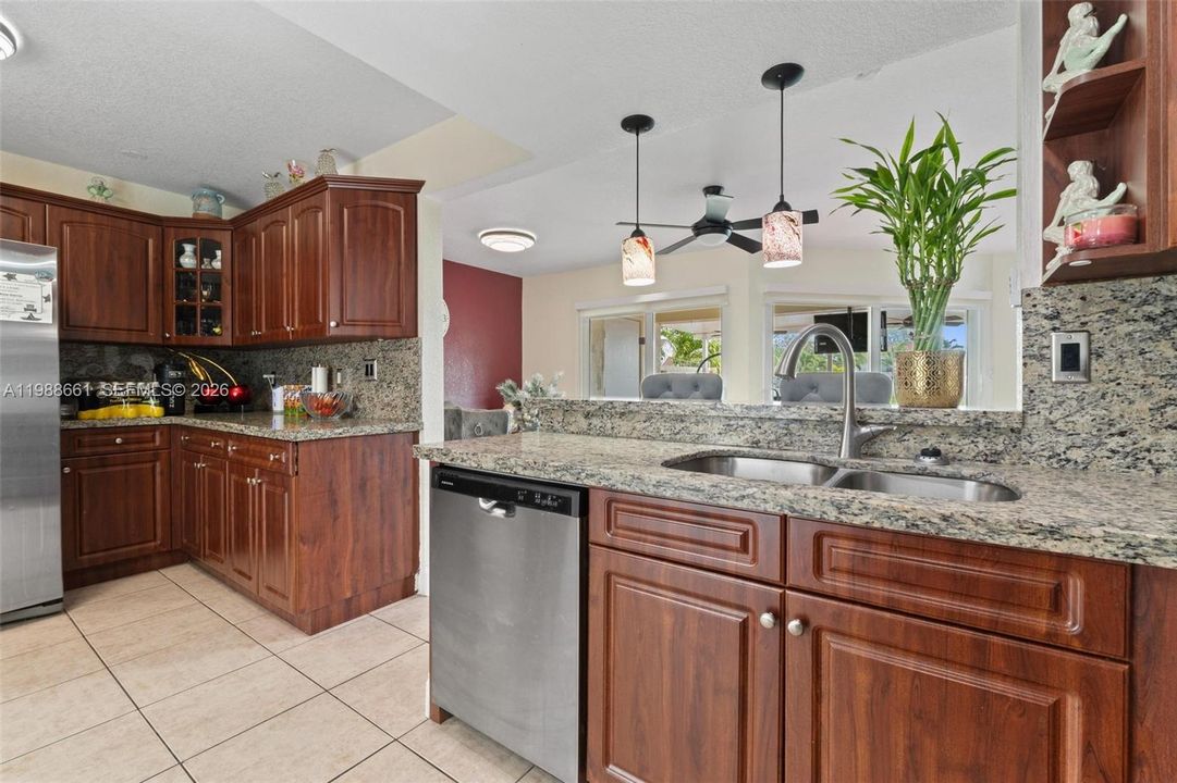 En Venta: $375,000 (3 camas, 2 baños, 1423 Pies cuadrados)